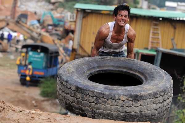 童年彭于晏穿著白色校服，圓滾滾的臉蛋像個小肉球，瞇起眼睛笑得天真無邪，誰能想到這就是未來的男神？