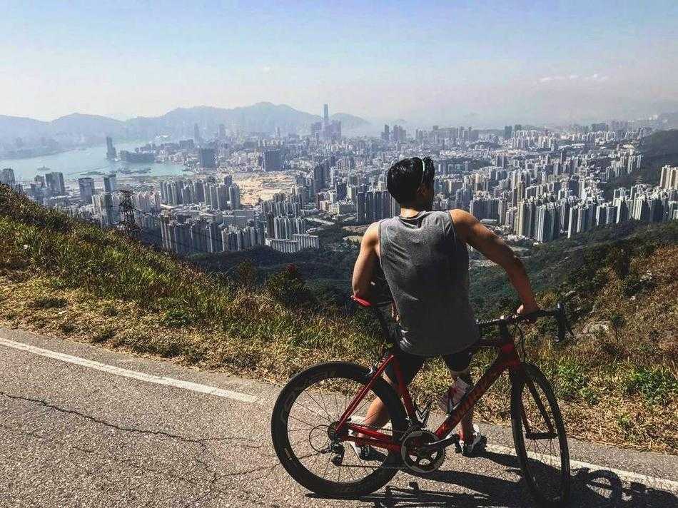 成年後的彭于晏赤裸上身展現驚人背肌，線條如刀刻般清晰，完美詮釋了從肉球到男神的極致蛻變，眼神充滿堅毅力量。