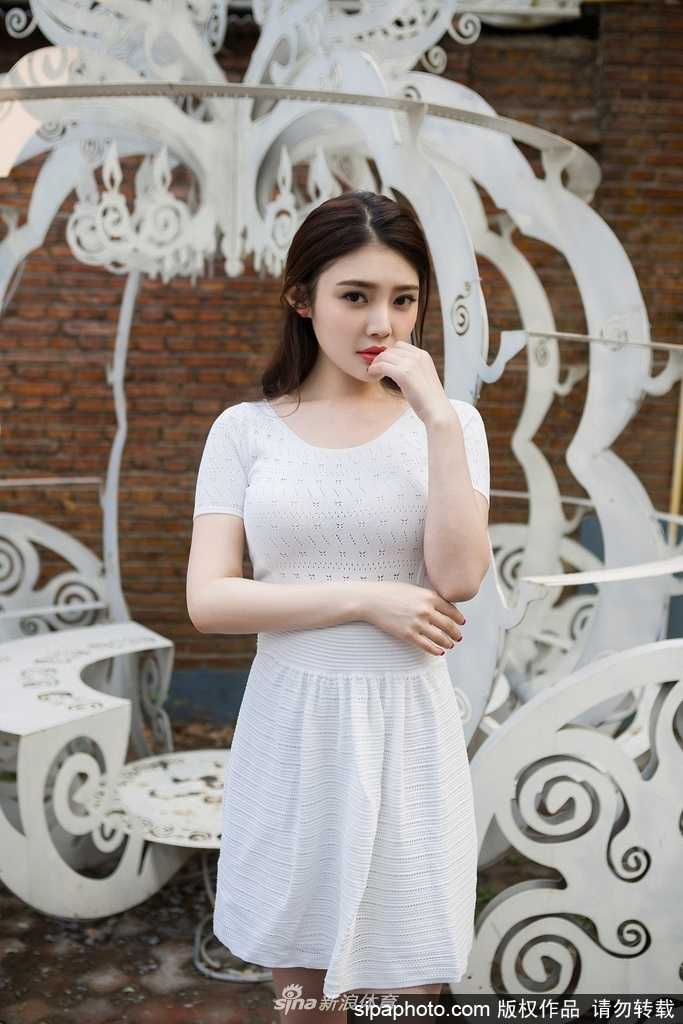 在暖阳的斑驳光影中，徐冬冬轻提白色裙摆漫步林间，贴身的面料将她玲珑有致的身材曲线温柔勾勒，既大方又充满健康活力。