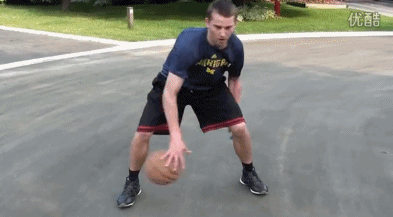 连续两次快速的背后运球变向，欧文像一阵风一样撕破防线，杀入内线后面对补防，冷静地完成拉杆上篮，将身体协调性和球感展现得淋漓尽致。