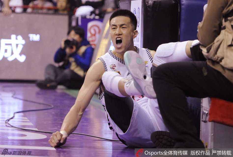 郭艾伦面对严防毫无惧色，以不可思议的腰腹力量完成高难度拉杆上篮，动作舒展如飞燕