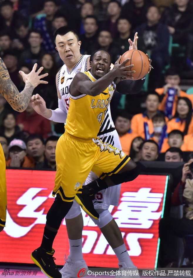 郭艾伦倒地瞬间仍死死护住篮球，队友飞奔过来接应，场上气氛紧张到极点