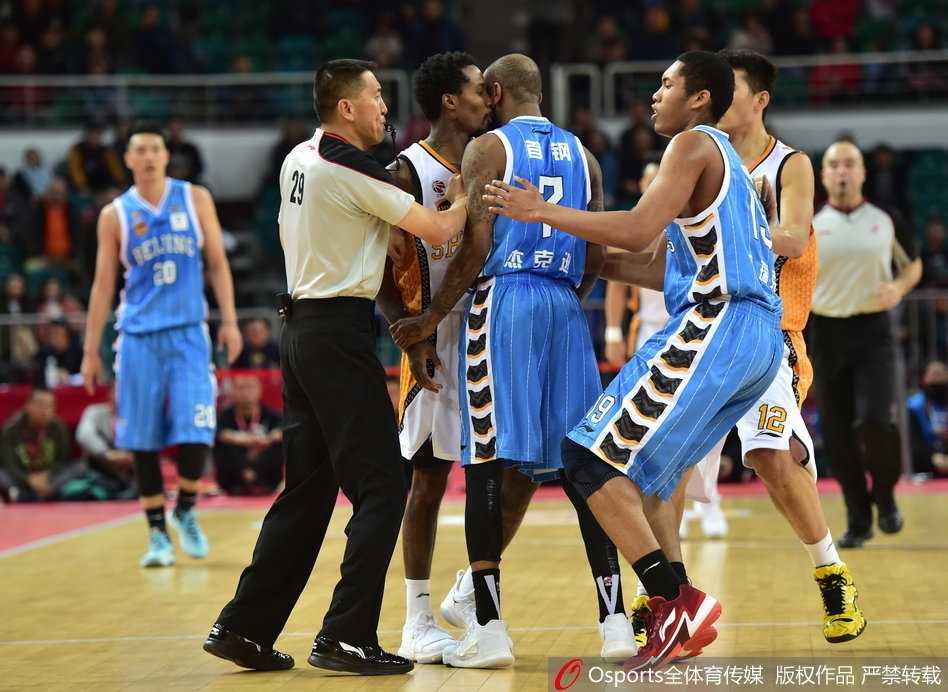 山西队外援詹宁斯在底线持球进攻，面对北京队方硕的贴身防守，他面部表情紧绷，试图强行突破，空气中弥漫着紧张的气息。