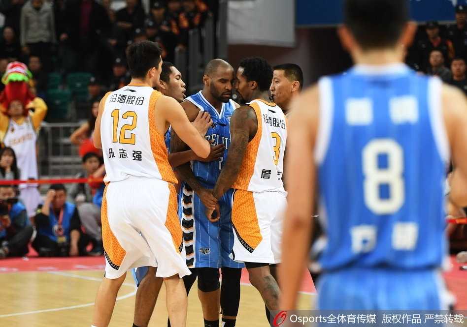 在球员通道入口，詹宁斯被山西队工作人员紧紧抱住，他仍旧回头怒视球场方向，高举双臂宣泄着心中的不满与失落。