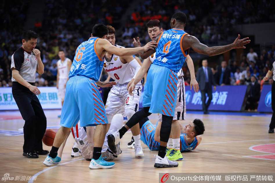 周鹏此时也急了，他作为队长冲上前去，却不是为冲突加码，而是用力拉开自己情绪失控的小兄弟赵睿，保护他免遭更严厉的处罚。