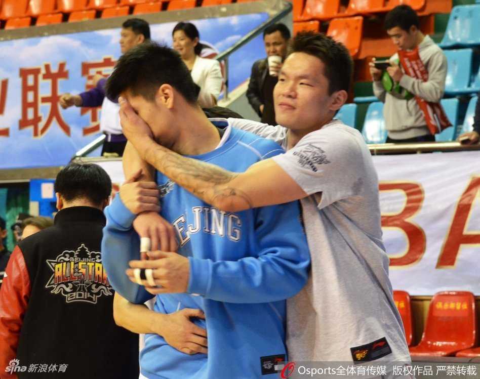 兩人身穿休閒家居服，在臥室裡互相打鬧、笑作一團，畫面捕捉到了他們最真實、最放鬆的一面，那種發自內心的快樂極具感染力。