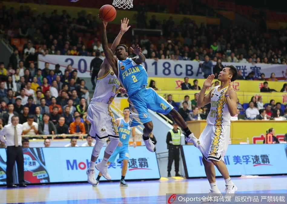 防守悍将眼神如炬，他筑起的内线长城让对手的每一次突破都举步维艰，这是肌肉与意志的正面交锋。