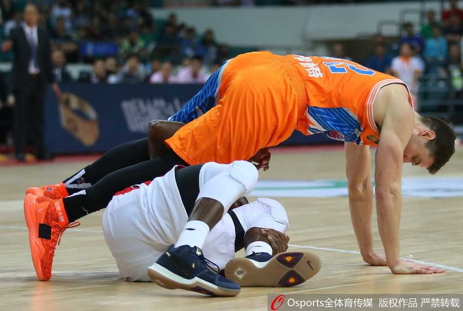 新星腾空而起，面对补防毫无惧色，单手劈扣震撼篮筐，宣告着新生代力量的强势崛起。