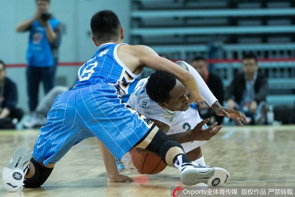 眼神坚毅的指挥官，后卫在防守悍将的贴身干扰下，依然冷静地寻觅着队友的跑位，仿佛下一秒就能送出穿透防线的绝妙传球。