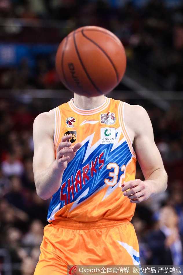 哈德森三分线外自信出手，篮球在空中划出彩虹弧线，应声入网的瞬间，引爆了全场球迷的欢呼狂潮。