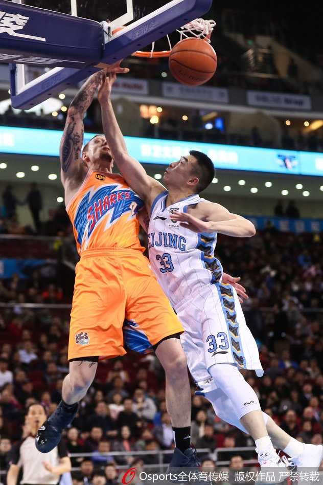 富兰克林如重型坦克般碾入广厦禁区，面对三人合围依然强硬起跳，身体在对抗中完全舒展，仿佛在向全场宣告：今夜无人能挡。