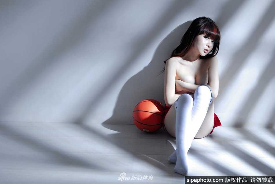 戴雪儿身穿紧身运动背心，双手轻捂胸前，眼神中透出运动前的自信与俏皮