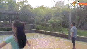 动图中，小玉坐在室内弹奏尤克里里，神情专注，音乐才华横溢，丰满的身材与文艺的气质形成鲜明反差。