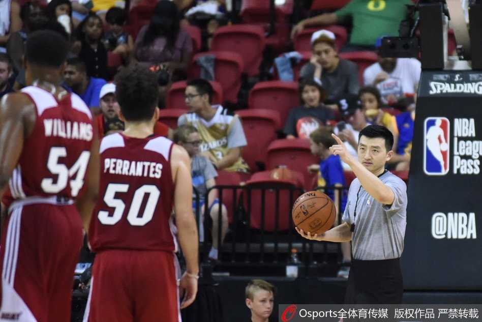 张潇在NBA夏季联赛赛场边目光如炬，专注凝视比赛动态