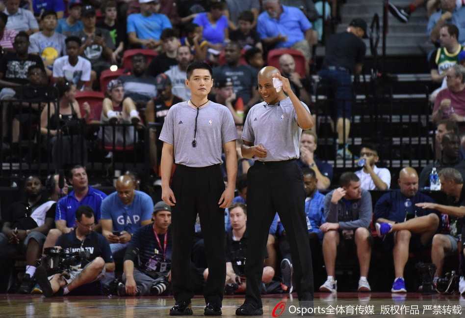 张潇在CBA赛场上专注执裁，神情严肃