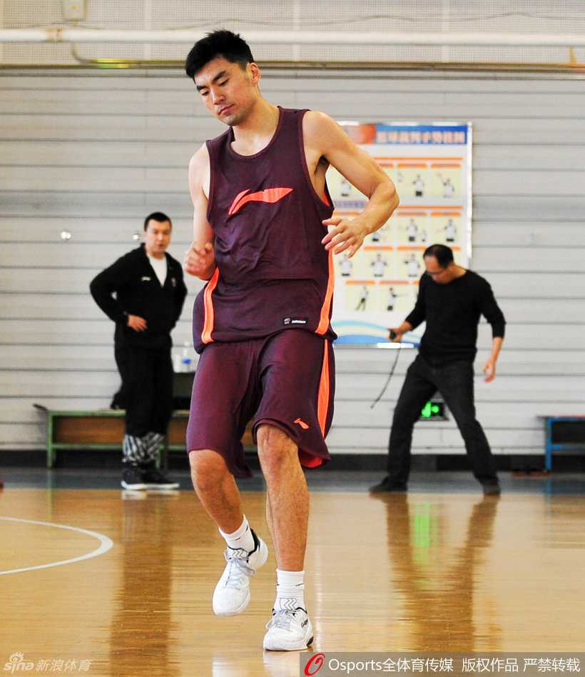 李晓旭坐在场边的凳子上，用白色毛巾盖住头，肩膀微微起伏，周围是空旷的看台和尚未散去的失意。