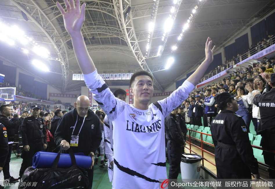 刘志轩神情落寞地低头走下场，这个系列赛他承担了巨大的防守压力，此刻眼神中充满了疲惫与失落