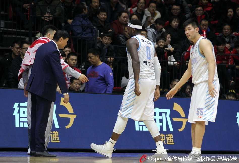 在布拉切伤退后，新疆队外援亚当斯扛起了全队的进攻大旗，他犹如孤胆英雄一般持球强行突破北京队的层层防线，用一记高难度的上篮为球队稳住阵脚。