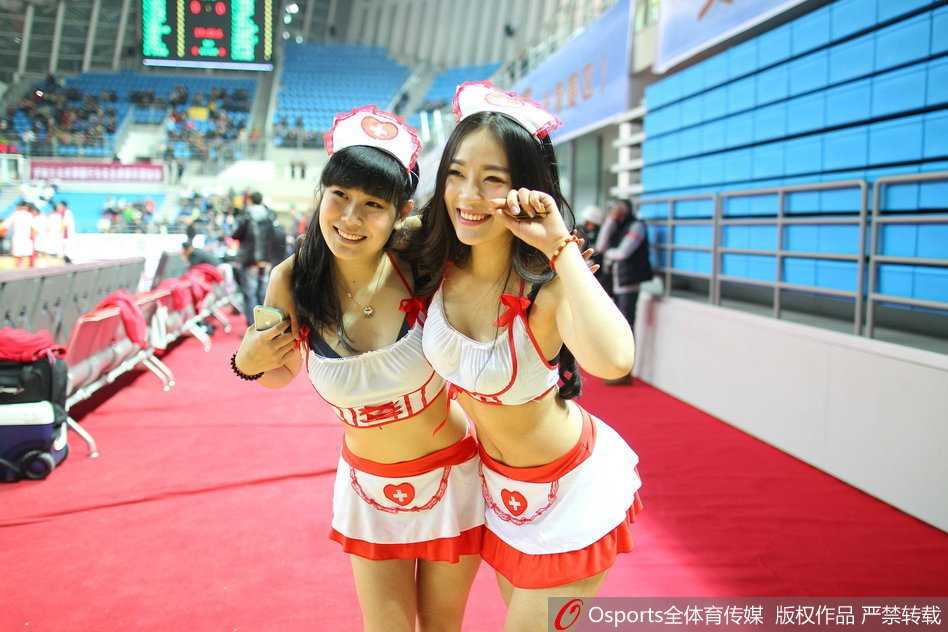 特写镜头下，一位宝贝轻轻整理着白色的护士帽，她低垂的眼睫在脸颊上投下淡淡的阴影，专注的神情让人感受到她对这份装扮的尊重与珍惜。