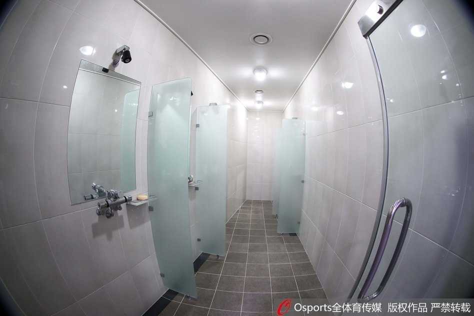 李楠指导将几名核心内线球员召集到身边，他半蹲着，用大手在空气中比划着内线要位和分球的路线，球员们围成一圈，神情专注，频频点头，团队的默契在无声中凝聚。