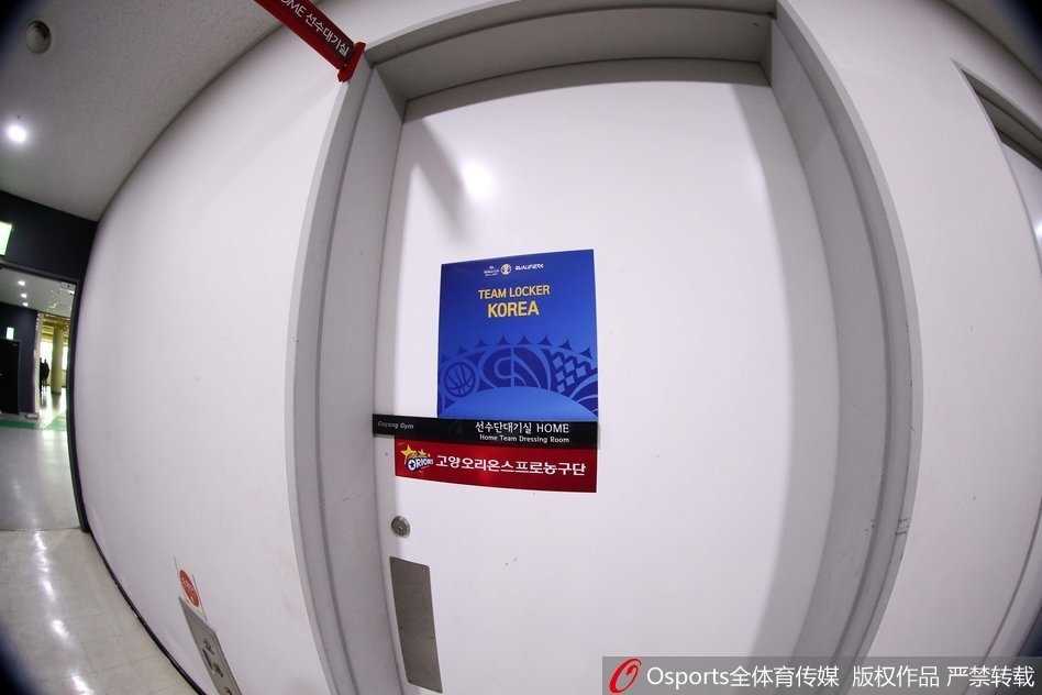 白色战术板上密密麻麻布满了红蓝两色的跑位箭头和磁贴，李楠指导刚劲的笔迹标注着重点战术，仿佛一场无声的沙盘推演正在这里激烈进行。