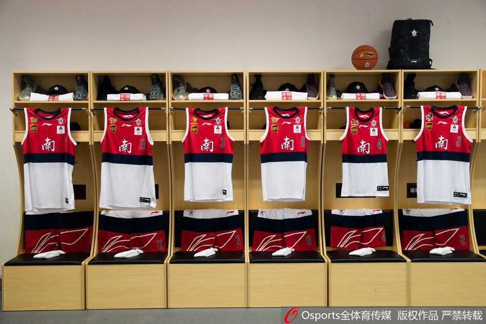 赛后，一名工作人员正在整理更衣室内杂乱的衣架和包装袋，狂欢过后的狼藉与几小时前的井井有条判若两地，仿佛一场盛宴的落幕。