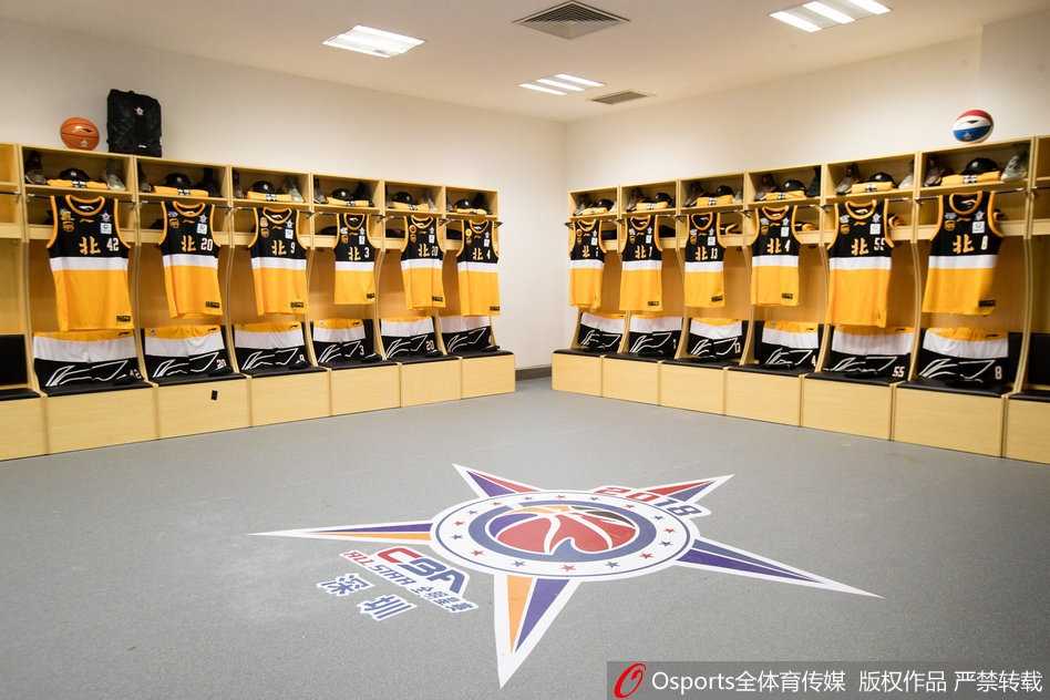 南区更衣室内，李宁品牌的纯白战袍整齐列队，仿佛等待检阅的士兵，静候着易建联、周鹏等悍将的到来，空气中弥漫着大战前夕的肃穆。