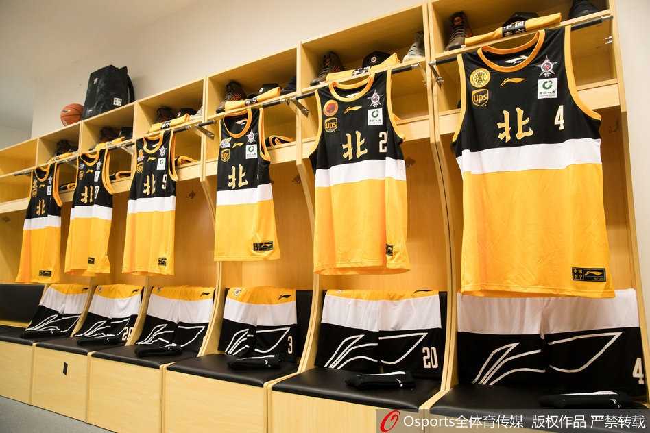 球员通道的入口处，贴有南区明星队标志的装备包散落在地板上，包身沾染着刚踩过的鞋印，暗示着主人已经迫不及待冲向前方战场。