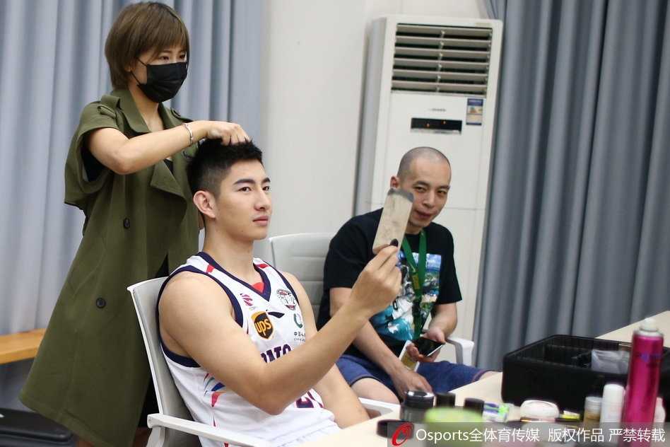 走进广州龙狮队的魔法化妆间，化妆师正为球员做赛前定妆，镜中的身影与桌上的刷具仿佛在诉说一场关于颜值的战役即将在CBA赛场打响。