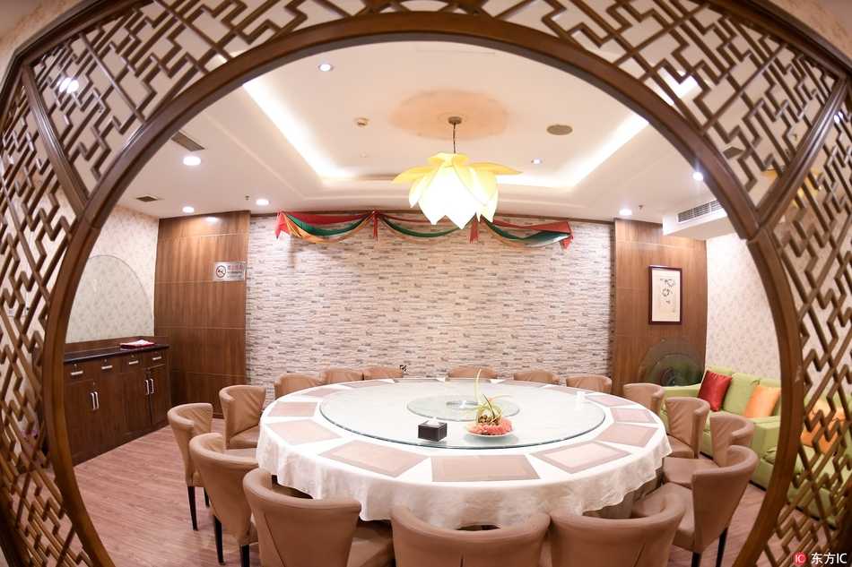 推开首钢队餐厅的大门，仿佛走进了一家格调高雅的星级酒店，暖黄的灯光映衬着整洁的大圆桌，静待着凯旋的将士们。