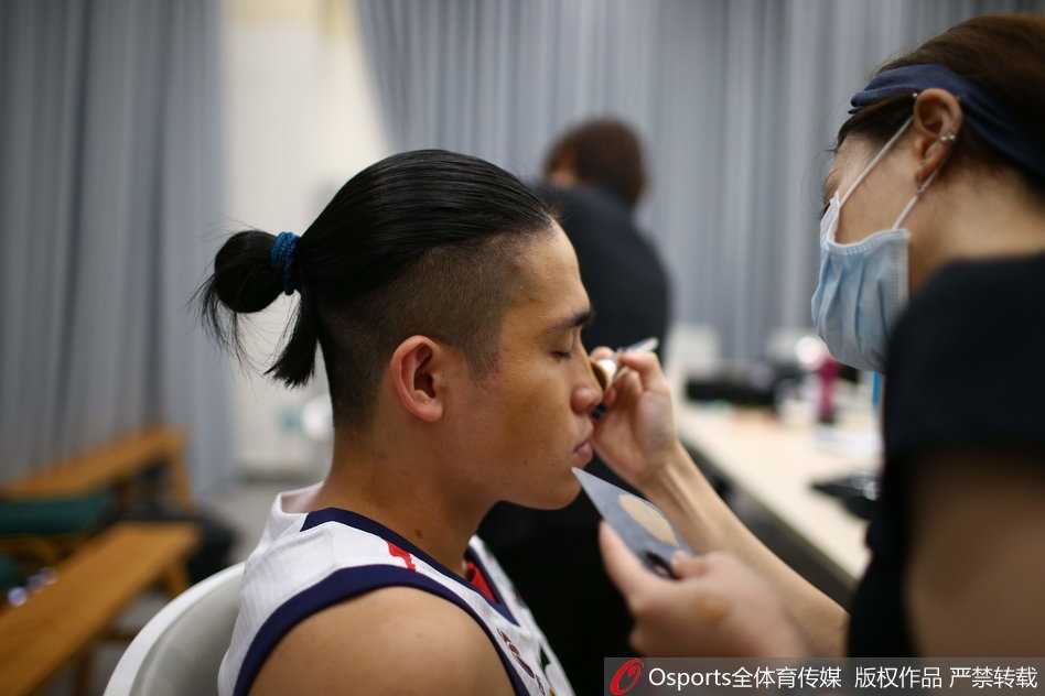 后卫线上的关键先生罗旭东面带微笑，轻松自如地整理着衣袖，作为一名拥有丰富季后赛经验的老将，他是这支青年军的定海神针。