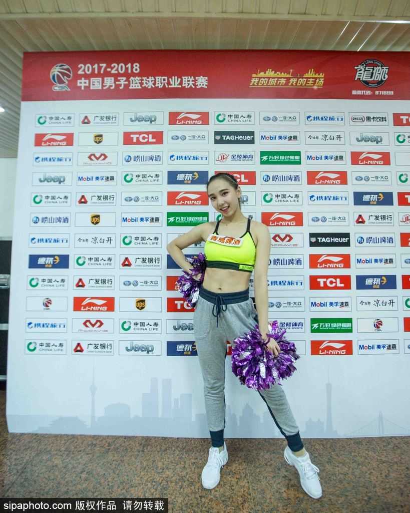 即将登场，这位篮球宝贝对着镜子练习标志性的甜美微笑，身旁的队友正在调整她服装上的装饰物，细节之处体现了团队的默契与温情。