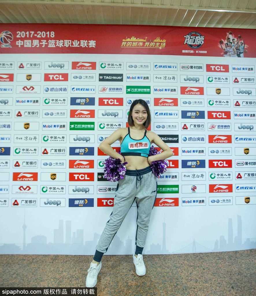 特写镜头下，一位宝贝正在仔细地为自己贴上假睫毛，桌上散落着各式化妆刷和彩盘，专注的神情透露出她对这份工作的尊重与热爱。