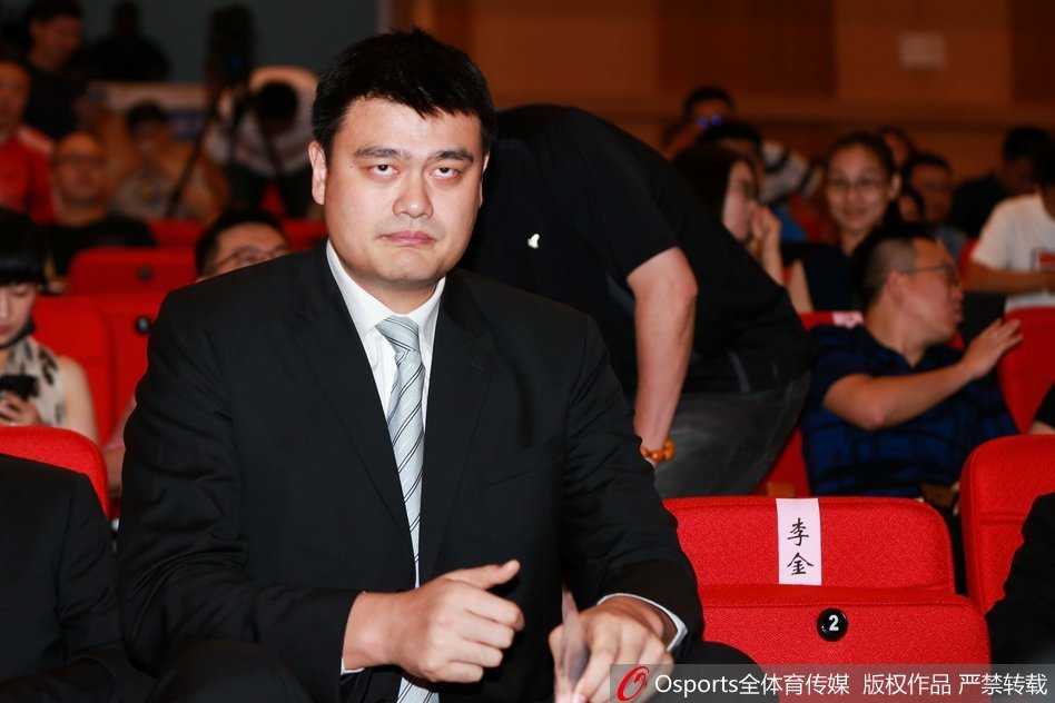 签字仪式上，白喜林与CBA公司代表郑重落笔，姚明与李金生站在一旁见证，这一刻笔尖划过纸张的声音，仿佛中国篮球历史翻页的回响。