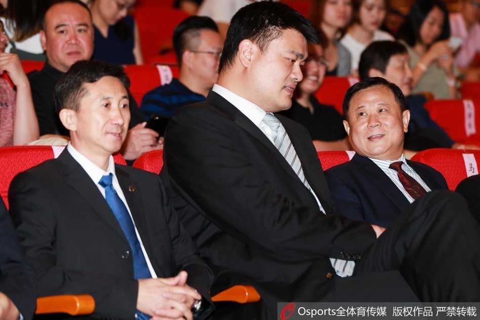 在发布会现场，姚明、李金生与白喜林并肩而坐，神情专注地探讨着改革细节，三人眼神交汇间透露出对中国篮球未来的坚定信念。