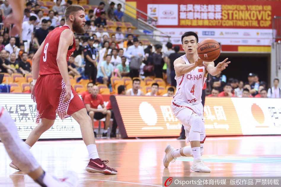 孟铎在命中一记关键三分后，握拳怒吼，脸上写满了杀气与不甘，他是此役红队最锋利的进攻尖刀。