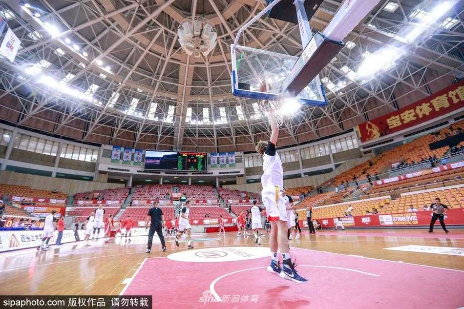 德国队年轻球员在深圳宝安体育馆进行赛前热身，他们目光坚定，全力备战即将到来的斯坦科维奇杯挑战