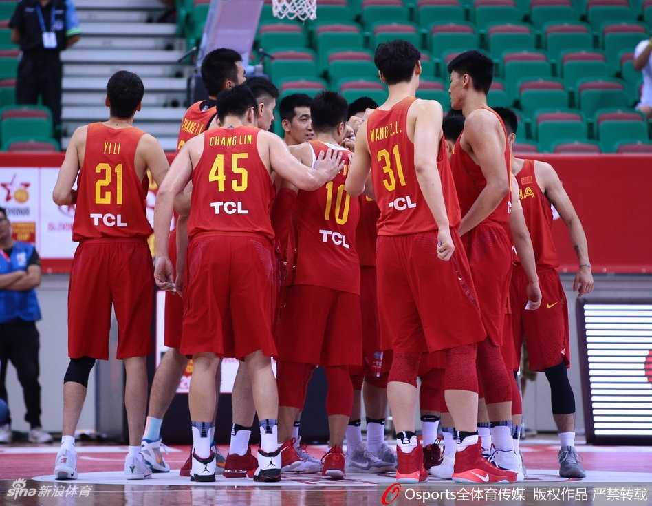 王哲林在埃及多名防守球员的围堵下，利用强壮的身体卡住位置，强硬地将球补进篮筐，展现内线统治力