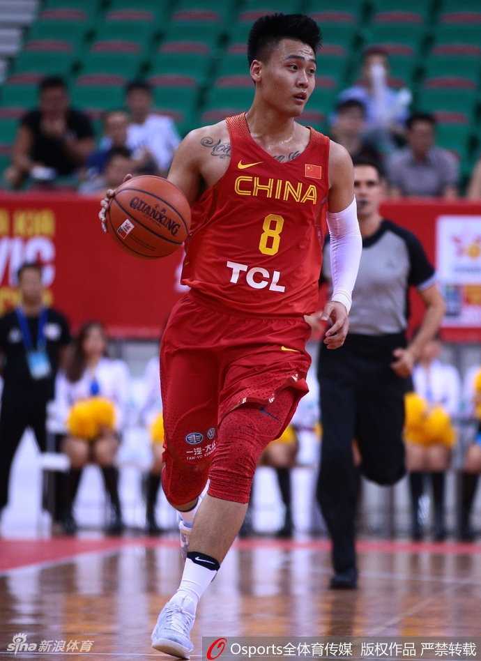 易立底角三分果断出手，篮球在空中划过一道完美的弧线，全场目光聚焦于飞向篮筐的这颗关键球