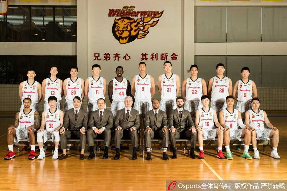 年轻后卫赵睿面对镜头露出标志性的阳光笑容，但眼神中闪烁着好战的光芒，这位新生代领军人物在官方写真中释放着属于年轻人的活力与自信。