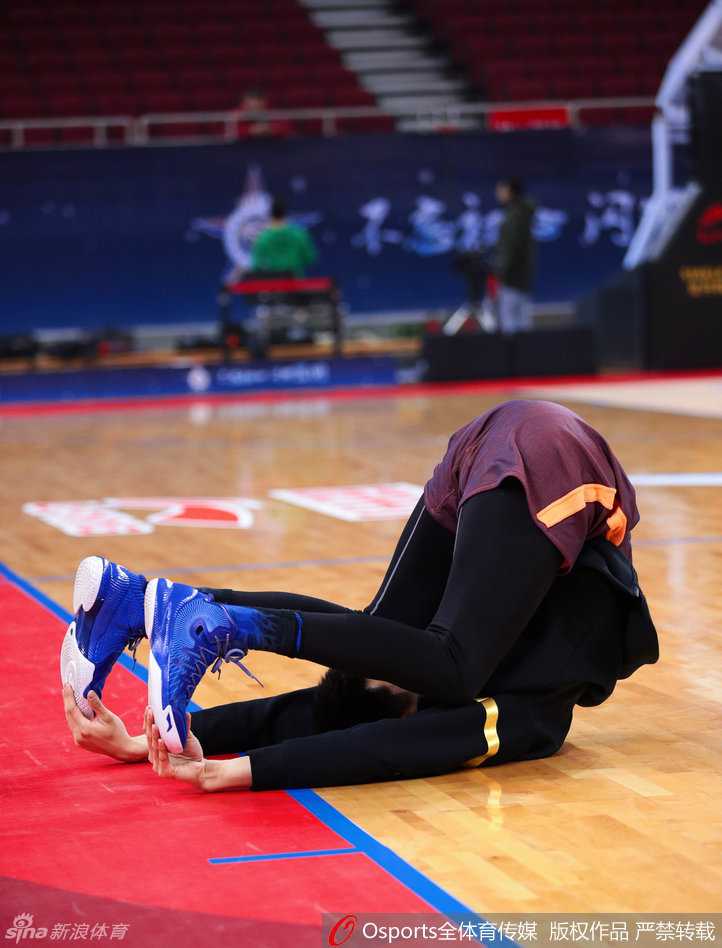 镜头聚焦在阿不都沙拉木身上，他与队友进行激烈的斗牛对抗，汗水飞溅，眼神坚毅，展现出了新疆硬汉的潜质。