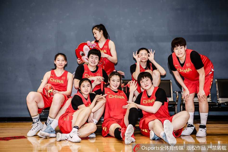 年轻中锋李月汝抱着篮球，对着镜头调皮地眨眼，她的笑容纯真无邪，但强壮的身材已经预示着未来她将成为对手禁区内的绝对统治力。