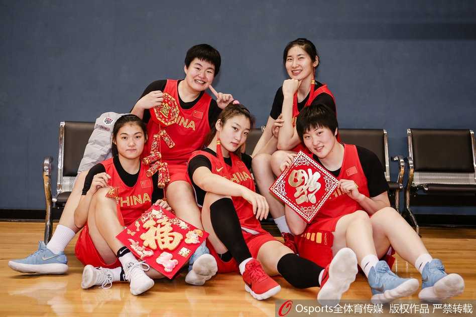 队长邵婷手持一张大大的福字，眼神中透露出坚定与温柔，身旁的队友们围绕着她，大家相互依偎，仿佛在传递着彼此的信任与对新一年赛场荣耀的共同期许。