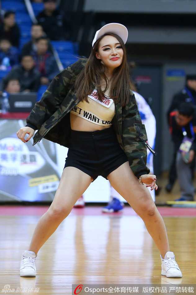 热舞正酣，宝贝们随着节拍甩动秀发，即使只是一个瞬间的抓拍，也能感受到现场热烈欢快的氛围。