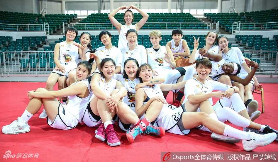 马雪雅和于东两位冠军功臣身披战袍，目光如炬。她们的回归不仅增强了锋线与内线的厚度，更将昔日三连冠的宝贵经验与冠军底蕴带回了这支年轻的队伍。