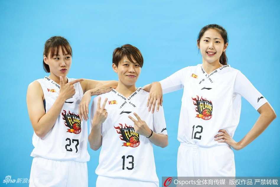 年轻队员们围拢在一起，青春洋溢的脸上写满了对未来的渴望。她们代表着山西女篮的明天，在冠军姐姐们的带领下，正在训练场上挥汗如雨，积蓄力量。