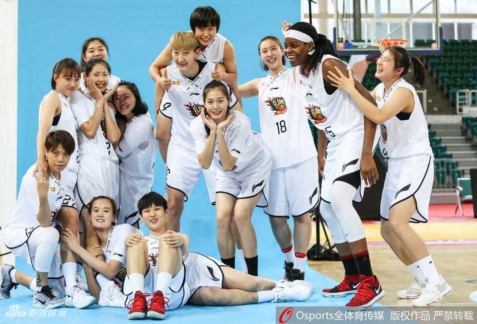 老将文琪在镜头前沉稳而冷静，作为经验丰富的后场指挥官，她将在比赛的胶着时刻用智慧和经验为球队指明方向，她是场上真正的节奏大师。