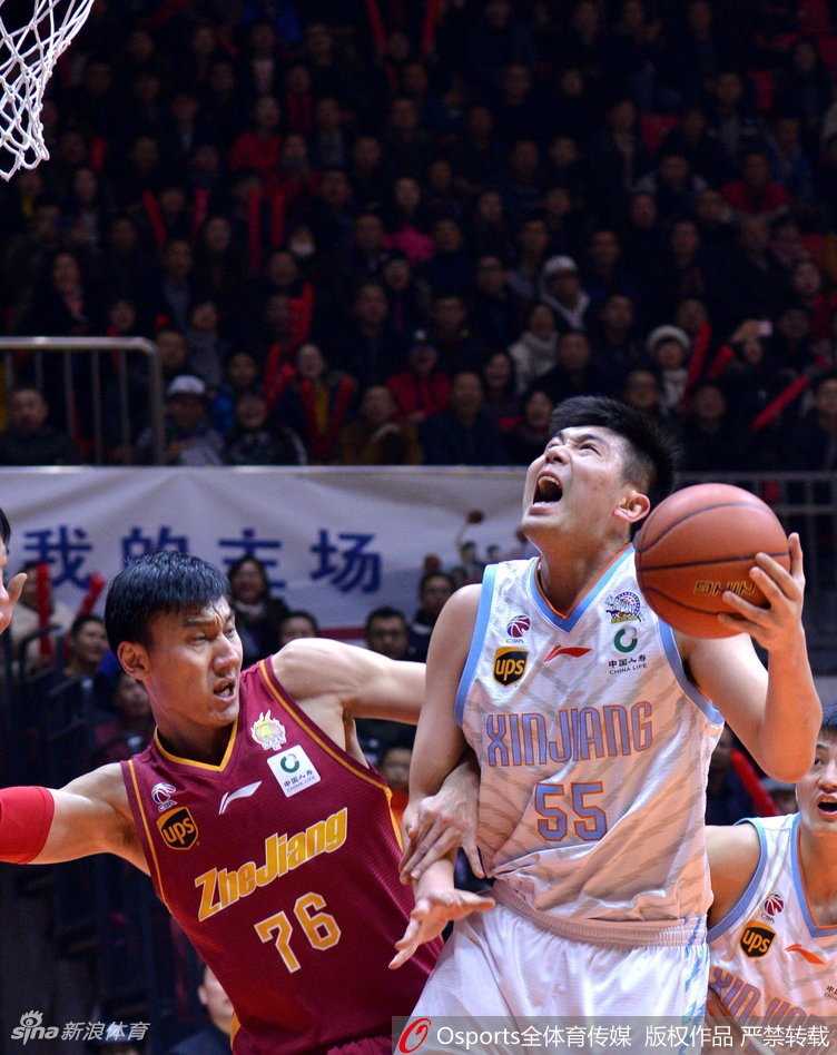 李根在快攻中高高跃起，双手持球砸向篮筐，完成一次势大力沉的单手劈扣，他的肌肉线条在灯光下显得格外醒目，对手只能仰望。
