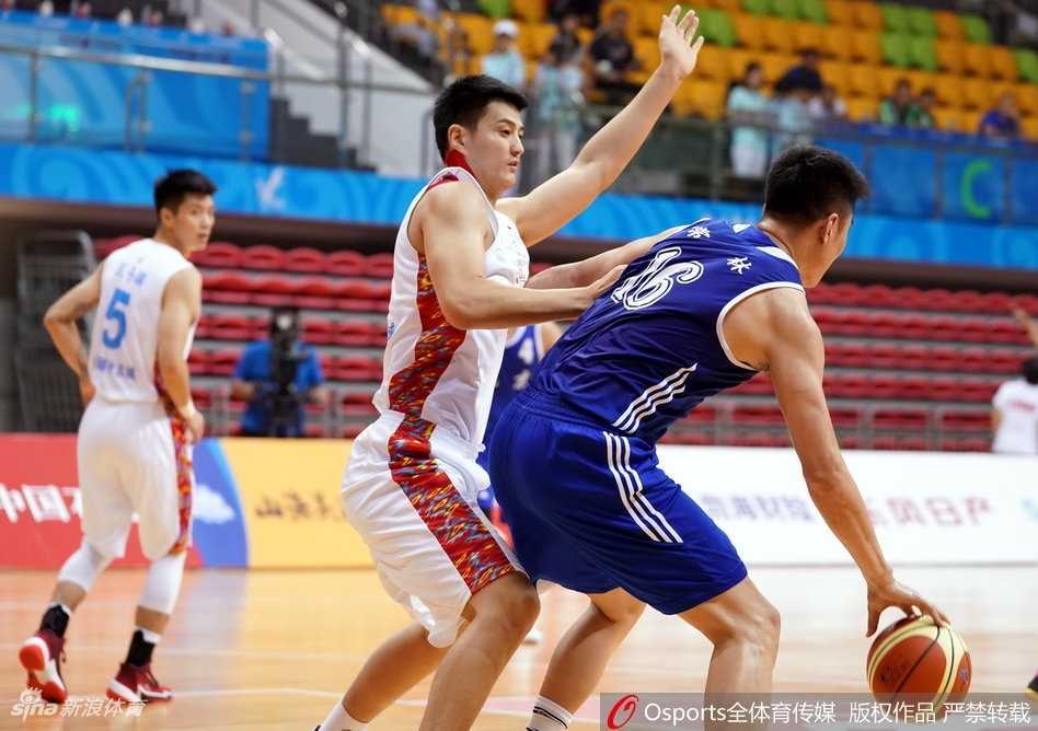 北京队核心方硕在三分线外干拔跳投，防守球员飞身封盖，球在空中划出一道优美的弧线，这一瞬间凝聚了全场目光。