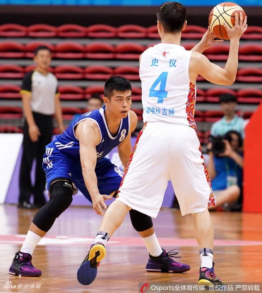 新疆队长可兰白克-马坎嘴角开裂渗出血迹，但他眼神坚毅毫无惧色，脸上混杂着汗水与血水，硬汉形象令人动容。